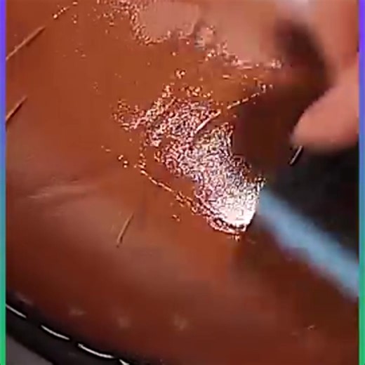 Marques, fissures, cuir terni ? Donnez une seconde vie à vos objets préférés grâce à notre Gel de Réparation du Cuir 🛋️👞 Sa formule avancée restaure instantanément l’éclat du cuir en réparant les éraflures et les craquelures, tout en le protégeant durablement 🌿 ✅ Répare les sièges, canapés, sacs et chaussures ✅ Ravive la couleur et la brillance naturelle ✅ Facile à appliquer, résultat rapide 💨 COMMANDER ICI 👇👇 https://b6hnai-gz.myshopify.com/products/gel-de-reparation-du-cuir | K.LWS