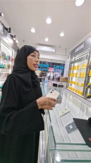 مقارنة بين هواتف آيفون وريل مي في دبي