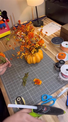 Let’s DIY a pumpkin arrangement that ANYONE can create for fall! 🍂🧡 #diyprojects #falldecor #Homedecordiy | How I See It Blog, LLC