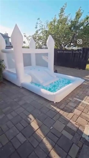 Our classic white bouncy castle can make any event a memorable one 🎉 #fypシ゚viral #foryoupage #YVRbouncycastlerental #abbotsfordbouncycastlerental#bubblehouserental
