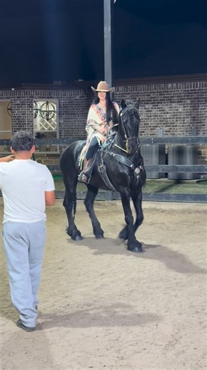 Mayra Alejandra Oficial on Instagram: "También las mujeres pueden. Con fuerza, carácter y decisión. Dueñas de su camino. 🤍🔥"