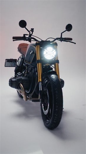 This R80 Monolever isn’t just restored, it’s reimagined. Custom @hattechofficial exhaust crafted exclusively for this build. BMW upside down forks giving it modern handling with that unmistakable classic soul. | Meister Engineering