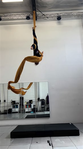 📝 Reviewing some favorite performance sequences.. When I choose combos to perform I want them to be: ☝️Exciting (crowd appeal) ☝️Safe (no open drops/release moves/experimental stuff) ☝️Flow well together It can be tough to choose just a few tricks and sequences to put in an act (there are so many cool combinations out there!) but it’s all part of being a performing artist (especially if you have been given a 2 or 3 minute song to perform to!) What is your process for choosing tricks to include 