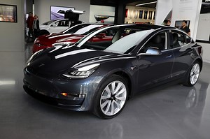 „Tesla“ paskelbė naujas „Model 3“ kainas