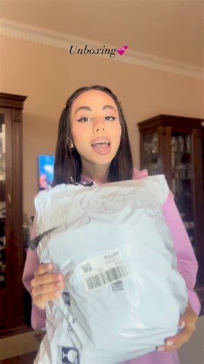 Influencer/ Lifestyle Blogger/Model on Instagram: "Unboxing💕🎀"