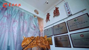 The Qixi Festival is one of the most romantic traditional festivals in China. The carnival that is also known as the “Qiqiao Festival” is Chinese “Valentine’s Day”. It originated from a Chinese folk tale of the cowherd and the weaving maiden, reflecting Chinese people’s view of marriage. It is customary for young women to set up seasonal fruits and vegetables to the moon at night, earnestly praying for ingenuity and a perfect match. For this year’s Qixi Festival, Tan Zhanpeng, a representative i