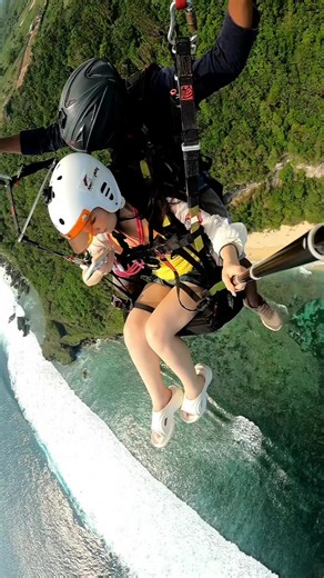 . love to fly ❤️❤️❤️ . . #islandlife #beautiful #adventuretime #bali #adrenaline #beautifulday #beautifuldestinations #paragliding #travellife #alamparagliding #travelphotography