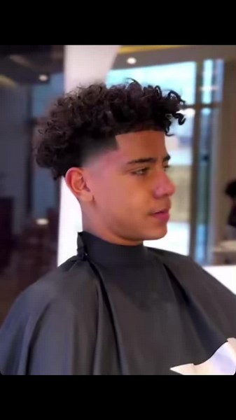 Bro is so fine 😍his hair is hairing he’s face is facing profile is profiling 🤭sheshhhh @Junior #crisjr #crisjnr #crisjunior #cristianojr #cristianojunior #roanldojr #ronaldojunior #cj #cj7 #crj #crj7 #crisronjr #cristianoronaldojunior #cristianoronaldojr #junior #junior7 #fineshyt #fineshytonly😍 #soccer #football #crush #haircut #christinejarminsahayan #christinecj#fyp #foryou #fypシ #viral#flop