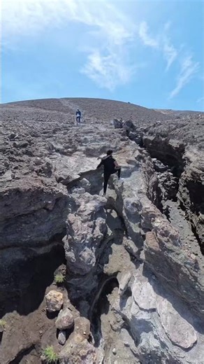 Stai salendo il cratere di Vulcano e capisci perché tutti ne parlano 😶🌋.