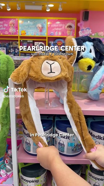 ✨ NEW KAWAII KINGDOM IN PEARLRIDGE CENTER ✨ 📍 @kawaiikingdom808 — Pearlridge Wai Makai/Downtown Kawaii Kingdoms have been opening up all around the island and there’s now one in Pearlridge Center (next to Amy’s Hallmark). They open to the public tomorrow, December 14th! This location is very spacious and so cute with walls of plushies and accessories hanging, along with shelves of blind boxes, toys, and everything cute! 🥹 For a limited time (until December 21st), if you spend $100 you can get 