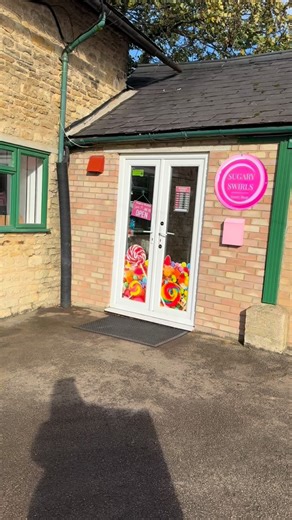 Our pretty and pink Christmas Makeover 🎄🎅🏼☃️ Sorry to all grinches out there this girly is in the festive spirit 🙌 #christmas #christmasdecorations #candy #sweetshop #festive | Sugary Swirls Ltd.