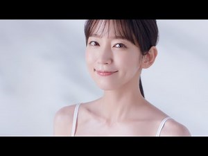 吉岡里帆、キャミワンピース姿で美肌を披露！（CM ブラウン　シルクエキスパート ／吉岡里帆）