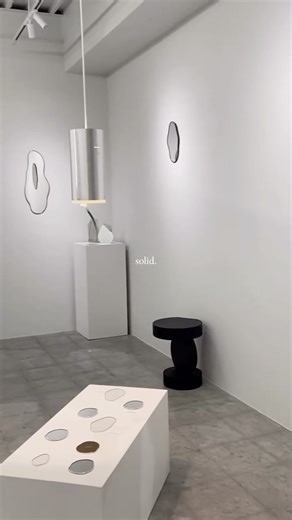 ・ A study of light, reflection, and silence—crafted with intention in Tokyo. 東京でガラスプロダクトを制作しています。 透明と反射が重なり合う場所に、新しい空間が生まれる。 #glassartwork #minimaldesign #modernobject #tokyodesign #contemporarycraft #lightandspace #interiordesign #wallmirror #flowervase | ドロ製作室- doro | Facebook