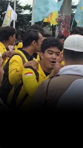 Aksi demonstrasi di Mabes Polri, Jumat (27/2/2026), memicu polemik setelah video seorang mahasiswa memaki aparat kepolisian viral di media sosial. Direktur Rumah Politik Indonesia, Fernando Emas, menilai tindakan tersebut mencederai etika akademik, terlebih karena yang bersangkutan sempat mencatut nama Universitas Indonesia. Belakangan terungkap, individu dalam video bernama Susilo Bagas Wibisono (20) merupakan mahasiswa Politeknik Negeri Jakarta, bukan bagian dari sivitas akademika UI. Klarifik