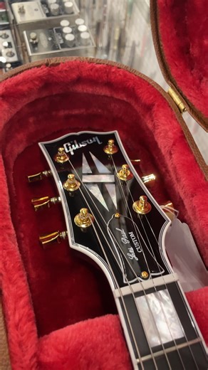 Buttercream on a @Gibson Guitar Les Paul Custom just hits different. 🧈 Available in-store or online on our website GearTree.com (link in bio!) This Gibson Les Paul Custom ‘70s Electric Guitar with a Buttercream top leans into the ’70s recipe with a solid mahogany body topped by a three-piece maple cap, giving you that thick, singing sustain with a little extra snap on the front of the note. The maple neck with the ’70s profile plus volute feels confidently planted in your hand & the bound ebony