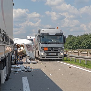 A Guide to Jackknife, Rollover, and Wide-Turn Semi Truck Wrecks –