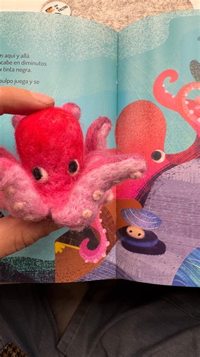 Proceso de creación de un pulpo con la técnica de needle felting, ilustrado por @inasardinna para el álbum turquesa de @jammymusica Una delicia de colaboración 👌 #tutorial #art #needlefelting #octopus #felt #instadaily #original #libroinfantil #libroilustrado #instalike #pulpos #kidsart #diy #estimulacioninfantil #jammy | cara_de_fieltro