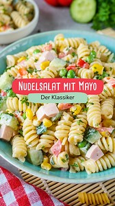 Omas klassischer Nudelsalat – einfach der Beste! 🥗 🔗 https://www.familienkost.de/rezept_omas_nudelsalat_mit_mayo.html Ich habe ihn als Kind bei jeder Familienfeier geliebt – und heute freut sich meine ganze Familie, wenn ich eine große Schüssel auf den Tisch stelle. Ob zum Grillen, auf Partys oder beim Abendessen – dieser bunte Nudelsalat mit Mayo und Fleischwurst geht einfach immer! Mein Sohn liebt ihn so sehr, dass er sich jedes Jahr zum Kindergeburtstag seine ganz persönliche Schüssel davon