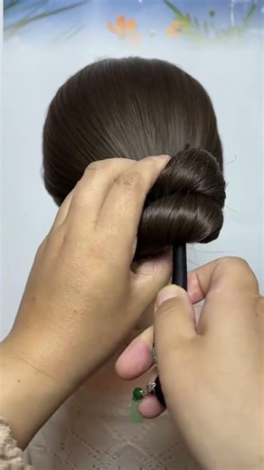 Elegant Hair Updo: Easy Pinch & Tie Style for All