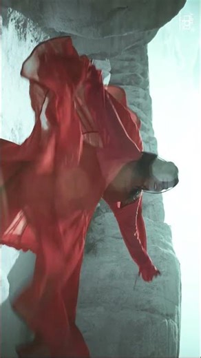 Red hot in the cold vibe ❄ In Frame @travelwithsrishti #kishangarh #whitesand #whitedesert #fashio