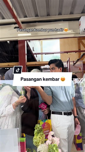 Pasangan Kembar yang Comel di Event Perfume Paradise