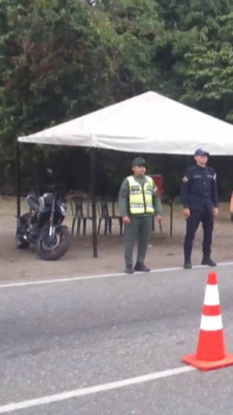 En Socopó seguimos desplegados por tu bienestar Desde el Municipio Antonio José de Sucre, funcionarios del Sistema Nacional de Gestión de Riesgo se mantienen en Guardia Preventiva permanente en la (Troncal 005), específicamente a la altura del puente sobre el Río Socopó. 📍🌊 Como parte del operativo