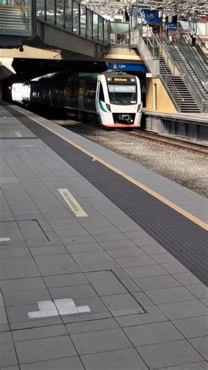 A Transperth B-series arriving at Perth Station