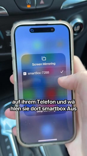 Genug davon, dass dein „smartes“ Auto sich wie ein Dino verhält? Dein alter Adapter ist langsam, verkabelt und blockiert sogar den USB-Port – uralte Technik. Dieses neue 3-in-1-Wunder bietet dir kabelloses CarPlay, Android Auto UND Bildschirmspiegelung – in Sekunden. Einfach einstecken. Über Bluetooth verbinden. Zack – dein ganzes Handy erscheint auf dem Display deines Autos. Netflix, YouTube, Karten, Spotify… alles läuft ohne Ruckeln. Es ist, als würdest du dein Auto in ein fahrendes Tablet ver