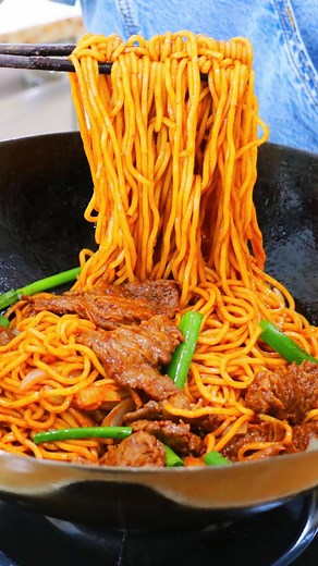 CiCi Li on Instagram: "Beef Lo Mein You’ll Make on Repeat! 📝Full Video + Printable Recipe: https://cicili.tv/beef-lo-mein-recipe/ Serves: 4 Prep time: 10 minutes Marination time: 30 minutes Cook time: 10 minutes For the beef and marinade: 3/4 pound beef flank, thinly sliced against the grain Pinch of salt Pinch of white pepper 2 tablespoons Shaoxing wine 1 egg white 2 tablespoons cornstarch 1 tablespoon oil, for marinade 3 tablespoons oil, for stir-frying For the sauce: 1 tablespoon soy sauce 2