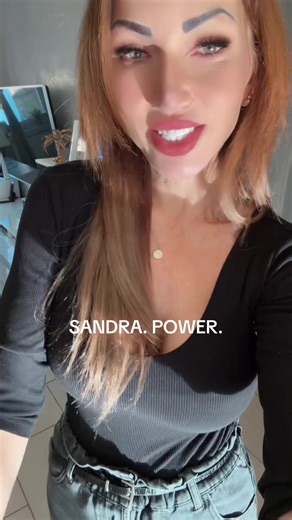 Sandra. Nicht nur Mom – sondern Movement. Erfolgreich. Präsent. Gewachsen. Immer meine Richtung. 🔥 Erfolg ist kein Zufall. Es ist Haltung. 💫 #MamaPower #SandraStyle #MomLife #Erfolgreich #Mindset