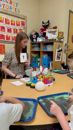 This multi-sensory strategy is very effective and the kids love it! #teacherlife #multisensorylearning #MultiSensory #alphabet #phonics #phonicsforkids #phonicsfun | Ms. Craft Kindergarten