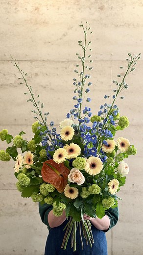 WOW 🤩 The flowers have been putting on a show this week!! What has been your favourite spring flower? #shoplocal #flowers #homewares #ceramic #vase #florist #robertsons #supportlocal | Robertson's Farmgate