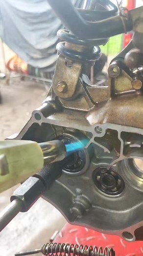 Palit gear bearings using blind bearing puller #transmissiongearing #transmissionbearing #puller #bearing #torch #scooter | Paolo Angelo Palo