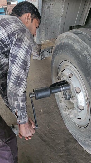 hub bolt puller tool 🤷 #shortvideo #viral #vlog #trendingshorts #viralvideo #video #viralshorts #yt