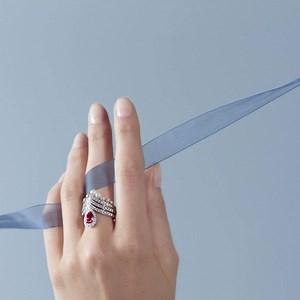 Discover Joséphine, an iconic collection from Chaumet playing with pearls and colours. Available exclusively at select Maison Birks locations and online. | Maison Birks