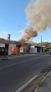 INCENDIO PARCIAL DE VIVIENDA Y LOCAL COMERCIAL #SAN LORENZO. Un incendio parcial se registró en la mañana de este viernes 19 de diciembre, alrededor de las 06:45 horas, en una vivienda y local comercial denominado Cyberland, dedicado a librería, cotillón e informática, ubicado en el barrio Virgen del Rosario, sobre las calles Avda. La Victoria y Río de la Plata. 📍 Relato del hecho El siniestro fue alertado por transeúntes, lo que motivó la rápida intervención de agentes de la Comisaría 31ª Cent