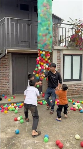 Hilarious Ball Toss Challenge! You Won’t Stop Laughing! #FamilyFun#HilariousMoments
