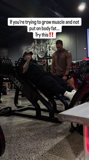 WILL CHAMBERLAIN | ONLINE COACH 🐺 on Instagram: "Most people don’t fail to build muscle because they “can’t grow”… They fail because they start from the wrong position. If your body fat is already high, every “bulk” just adds more fat, not quality size. The real play? 👉 Get lean first. 👉 Put your body in a position where it wants to grow. That means: • Strip back stubborn body fat • Keep protein high (muscle is built from it) • Use carbs around training to fuel performance and recovery • Then
