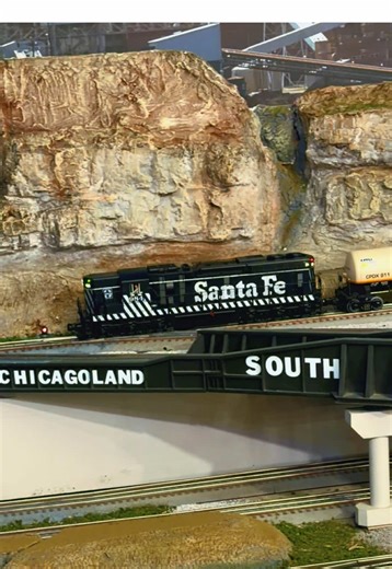 Santa Fe SD24 moving tank cars on Chicago Belt Line #trains #ogauge #trainnerds #mth #modeltrains
