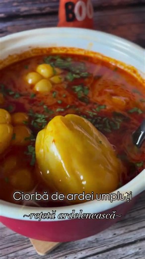 Brrr, toamna și-a intrat bine în rol iar atunci vă invit să pregătim împreună o delicioasă ciorbă de ardei umpluți, făcută ca la noi în Ardeal🇷🇴 👩‍🍳Cum am pregătit-o: Într-o tigaie am călit o ceapă împreună cu morcovi razaliti,peste ele am pus boia și orezul. Până am lăsat compoziția la răcit,am spălat și curățat ardeii. Într-un bol am pus carnea tocată și compoziția de orez,sare,piper după gust și am amestecat bine. Am umplut ardeii și din făină am făcut la final un căpăcel,să nu iasă compo