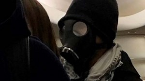 Man wearing gas mask panics passengers on Texas flight
