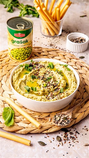 240K views · 565 reactions | Ako ste fan domaćih namaza, Podravka sa vama deli recept za humus sa graškom koji će postati favorit svakog doručka, večere i užine! 殺 Sastojci: 450g Podravka graška 2 šolje skuvanih i oceđenih leblebiija 90ml tahinija 60ml maslinovog ulja 30ml soka od limuna 4 čena belog luka 1 kašičica soli 1/2 kašičica bibera 1/2 kašičice kumina Prijatno! | Podravka Srbija | Facebook