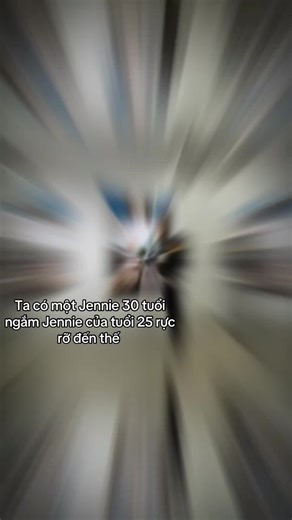 Triễn lãm J2NNI5 là một cách mà Jennie cho ta thấy các khía cạnh của cổ. Một Jennie trong trẻo thơ ngây hay gợi cảm quyễn rũ đều đc khơi gợi ra. Có lẽ sự nghiệp của cổ đã rất thành công rồi 🫶. Jennie ở tuổi 25 rực rỡ thế nào ta cũng biết r. Thành công cũng có mà chỉ trích cũng có. Tuổi 25 của J cũng là một cột mốc quan trọng với tui đó là tg mà tui quyết định trở thành fan của cổ chứ không đơn giản là thích Jennie của Blackpink nữa 🫶 Qua đợt này tui cũng vui lắm tại thấy Jennie đc bảo vệ rất n