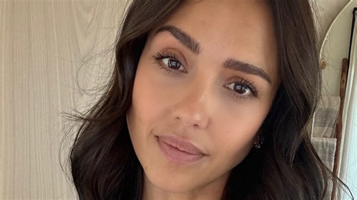 With "disco curls," Jessica Alba surprises in a 1970s-inspired dress