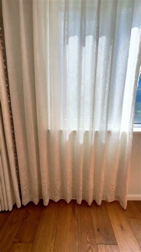 These textured curtains make the room feel instantly elegant #hugmoom #homedecor#interiordesign