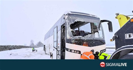 Τροχαίο Εθνικής:Άλλα 8 άτομα στα επείγοντα-Ανασύρθηκε από χαντάκι το λεωφορείο