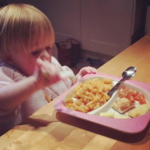 Dinner time! Annabelle is having her usual Friday dinner of super simple tomato pasta with homemade garlic bread, cherry tomatoes and cheese. What are your little ones enjoying (hopefully 🤞) this evening? | Baby Led Weaning Cookbook