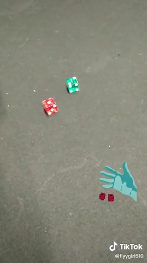 THE HOMIES TEACHING ME HOW TO PLAY CRAPS AND 4,5,6!!! THEY GAVE ME$20.00 JUST BCZ I WANTED TO LEARN HOW TO SHOOT DICE🎲 I'MA BE DANGEROUS ON THE TABLE
