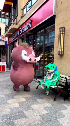 3.8K views · 59 reactions | It's really a conditioned reflex! 藍#funnyvideos #justforfun #funny #reel #funnyanimals #comedyvideo #comedy #lucu #fyp #pandalovers | Funny Panda Media | Facebook