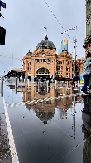 💸 Think Melbourne is expensive? Think again! 🙌 From art to history, architecture to nature — the best things in the city don’t cost a dime. Explore: 🎨 National Gallery of Victoria 🏛️ Parliament of Victoria (bookings required) 🕯️ Shrine of Remembrance 🚋 Melbourne Tram Museum (check website for dates) 👮 Victoria Police Museum ⛪ St Paul’s Cathedral 🏦 ANZ Banking Museum 📚 State Library Victoria 🏛️ Old Treasury Building 🌿 Royal Botanic Garden 🚶 Melbourne Street Walk So yes, Melbourne can 